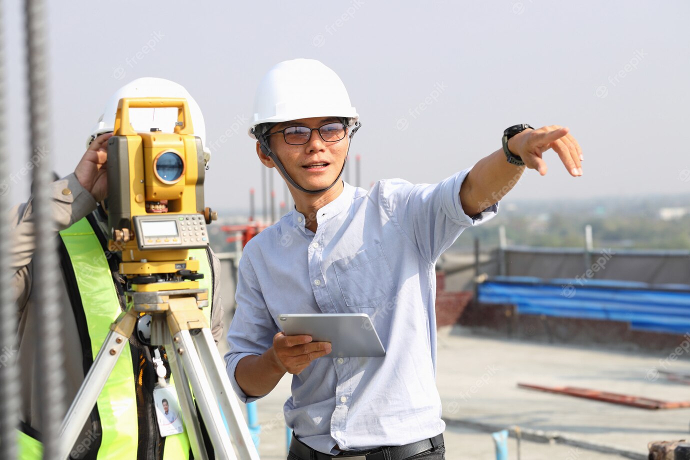 engineers-staff-are-inspecting-buildings-using-theodolite_44602-160.jpg